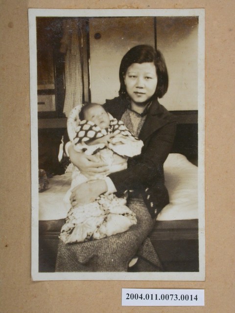 女子與嬰兒合照 (共2張)