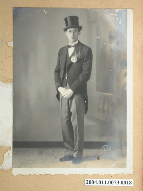 王育德著高帽燕尾服全身獨照 (共3張)