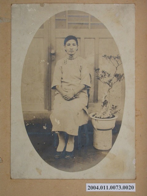 女子全身獨照 (共2張)