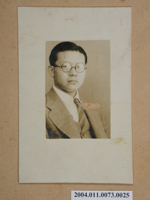 著西裝男子半身獨照 (共3張)