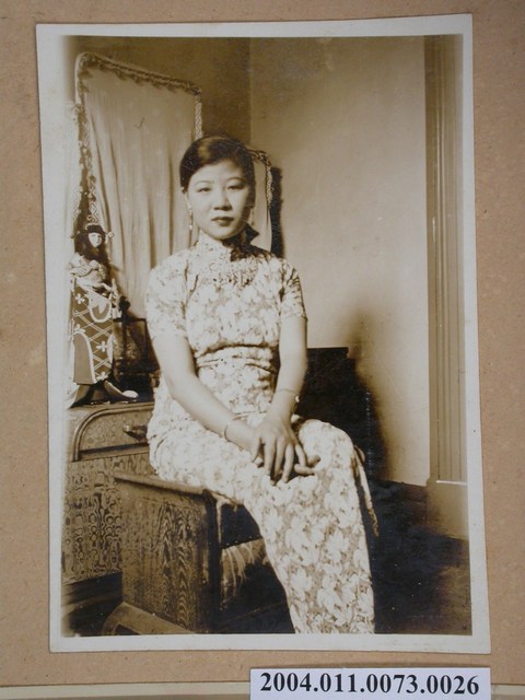 著旗袍女子全身獨照 (共3張)