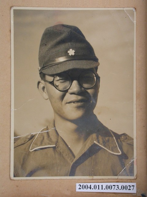 戴軍帽男子半身獨照 (共2張)