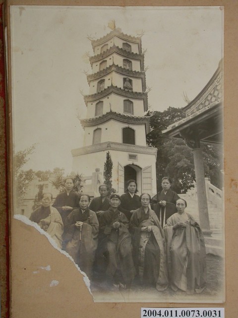 和尚與臺南法華寺納骨塔合影 (共3張)