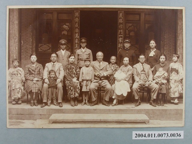 王汝禎與家族合照 (共3張)