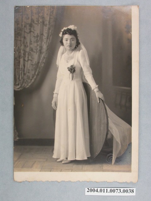 林雪梅著禮服全身獨照 (共2張)