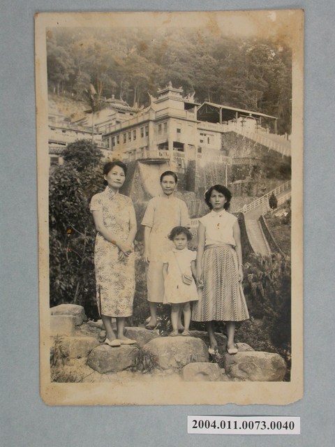 四名女子於指南宮前合照 (共2張)