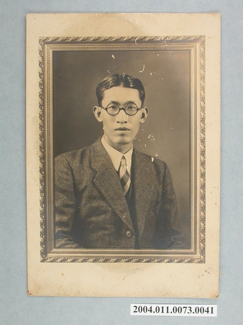 著西裝男子半身獨照 (共2張)