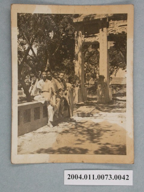 王育哲等四名男子於重道崇文坊前合照 (共4張)