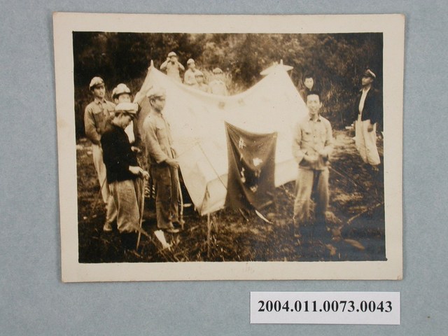 學生於露營帳篷前合照 (共2張)