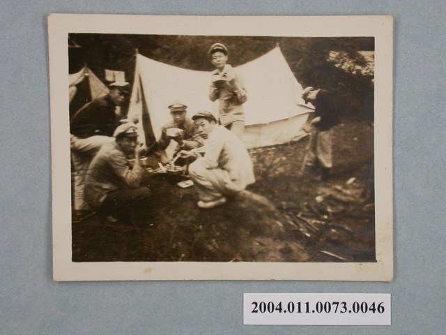 學生於露營帳篷前合照 (共2張)