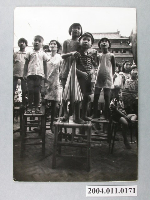 何懷東攝影作品「凝視」 (共2張)