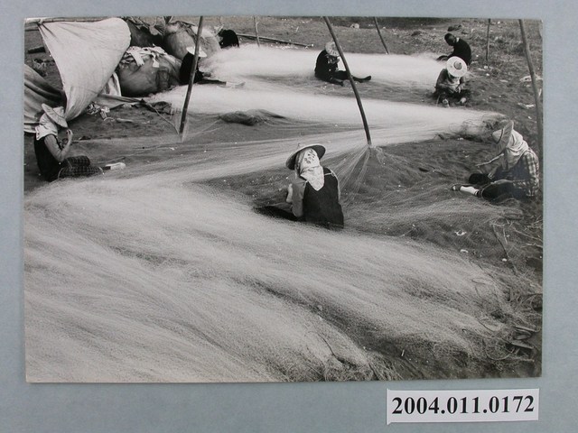 何懷東攝「補網場即景」 (共2張)