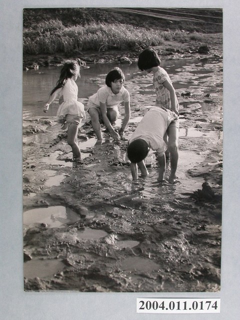 何懷東攝影作品「河邊喜戲」 (共2張)