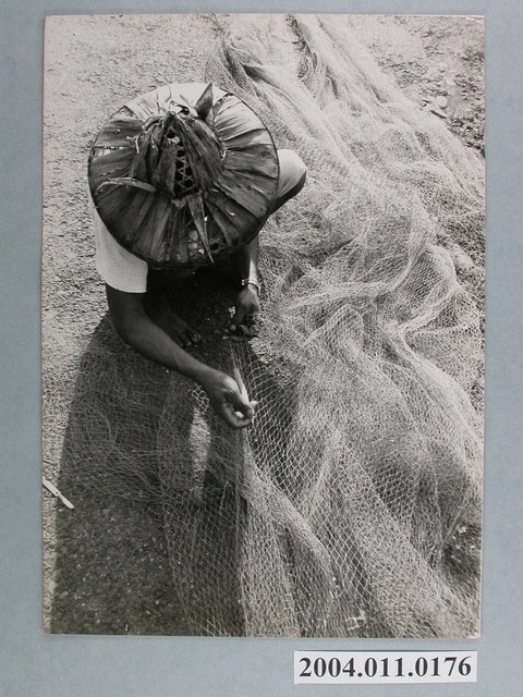 何懷東攝「補網」 (共2張)