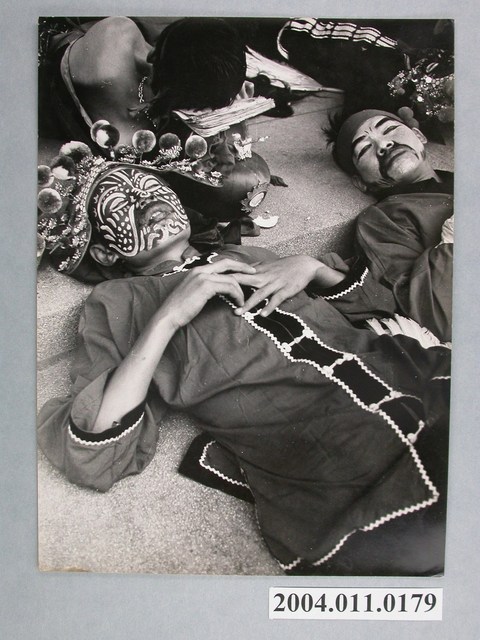 何懷東攝影作品「睡」 (共2張)