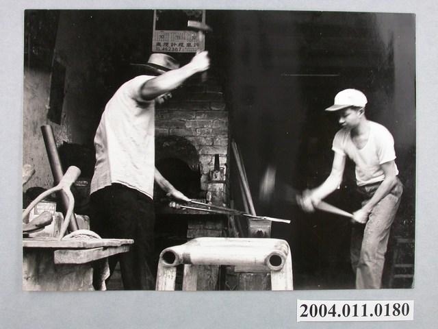 何懷東攝影作品「打鐵」 (共2張)