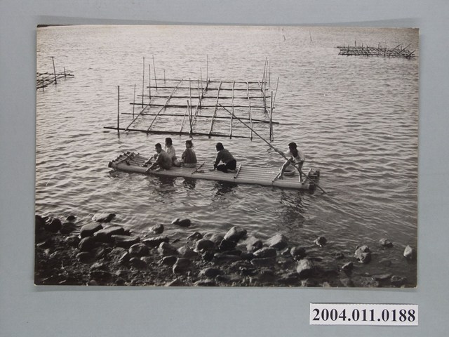 一群人坐在竹筏上 (共1張)