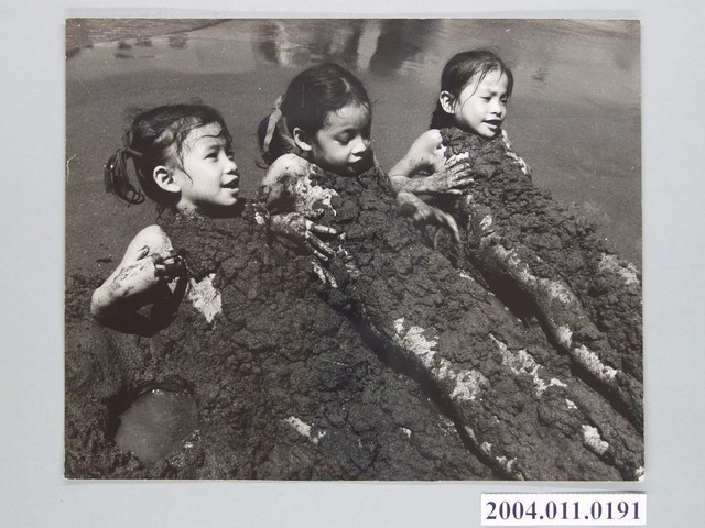 3名女童在沙灘玩耍 (共1張)