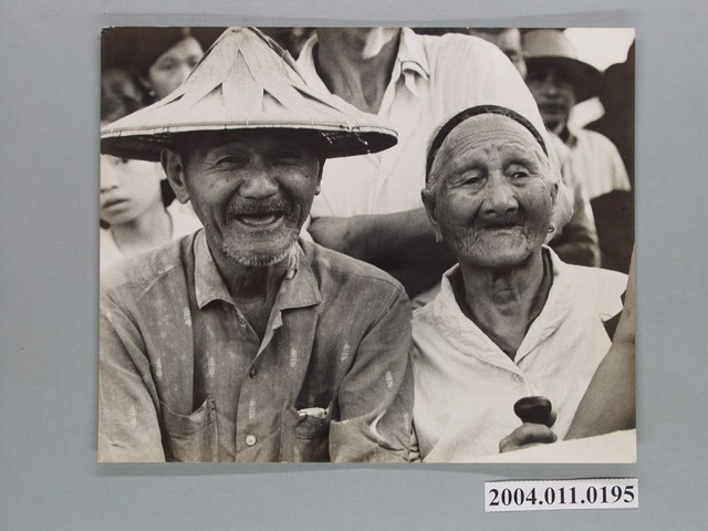 年邁老人與老婦合影 (共1張)
