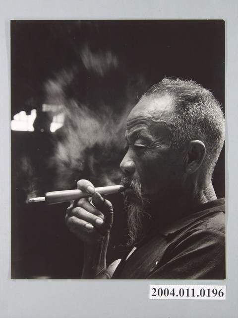 老年男子抽著菸 (共1張)