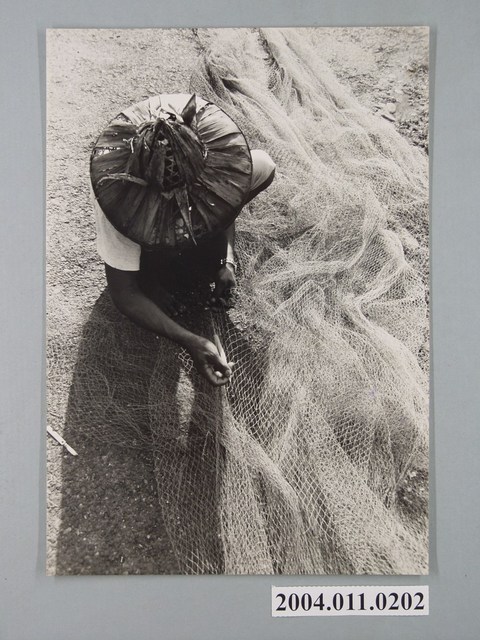 何懷東攝「補網」 (共2張)