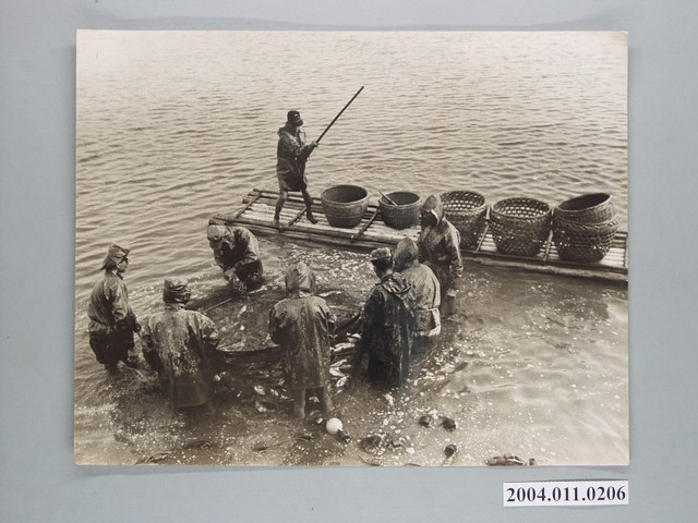 何懷東攝「捕魚」 (共2張)