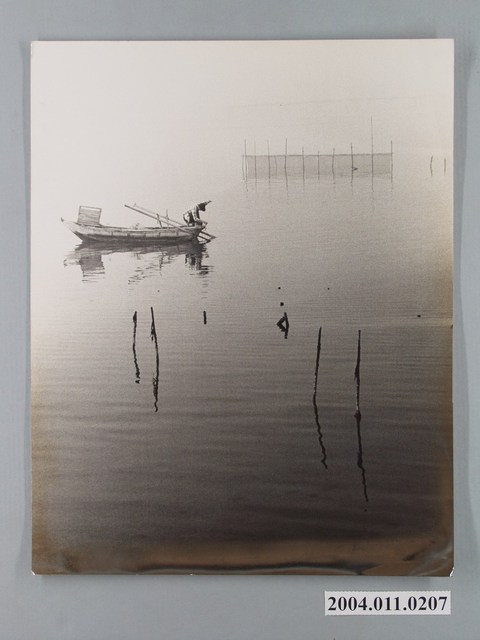 在沿岸垂釣的男子照 (共1張)