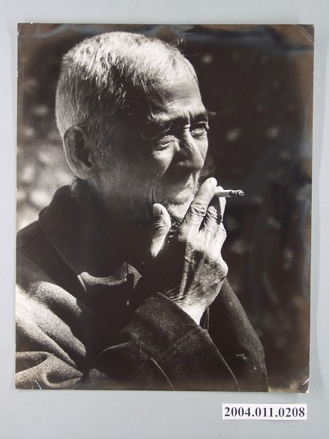老年男子抽著菸 (共1張)