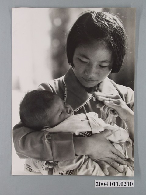 1名女孩照顧1名嬰兒 (共1張)