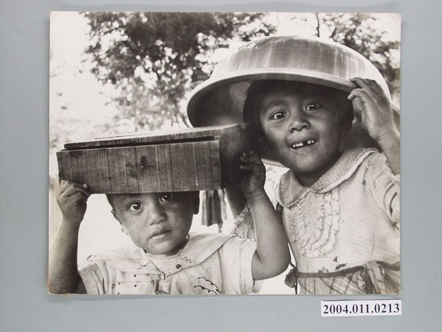 2名孩童頭戴盆狀容器 (共1張)