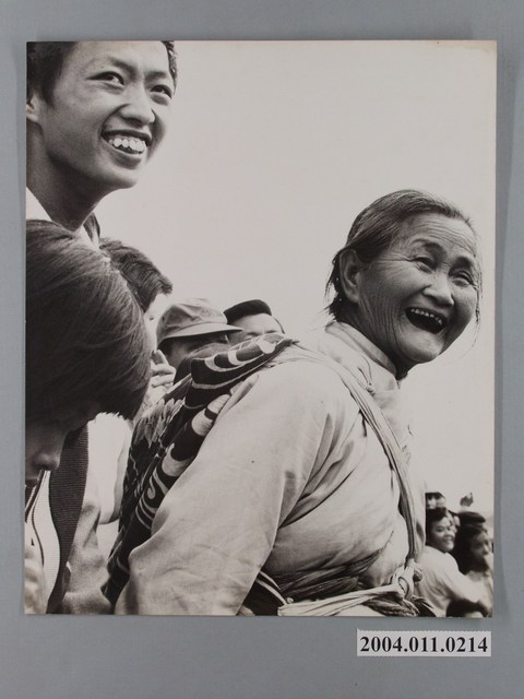 揹著幼童的老婦開懷大笑 (共1張)