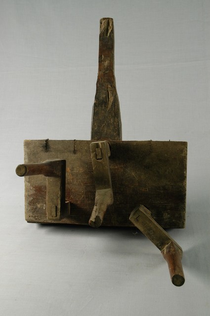 草繩製作工具之底座 (共2張)