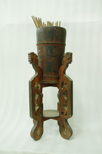 木製運籤筒加座及竹籤 (共1張)