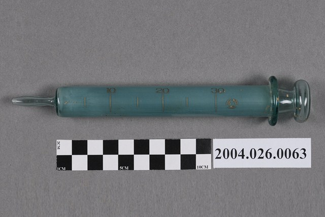 珍珠牌30c.c.綠色玻璃針筒 (共6張)