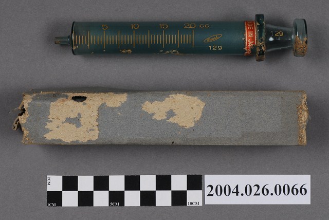 珍珠牌20c.c.綠色玻璃針筒 (共8張)