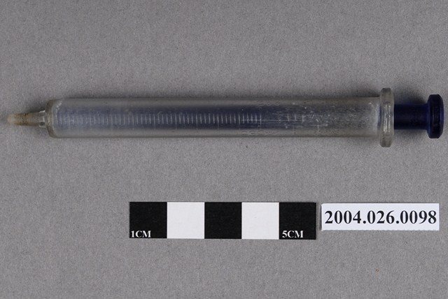 2 C.C.藍白色玻璃針筒 (共6張)