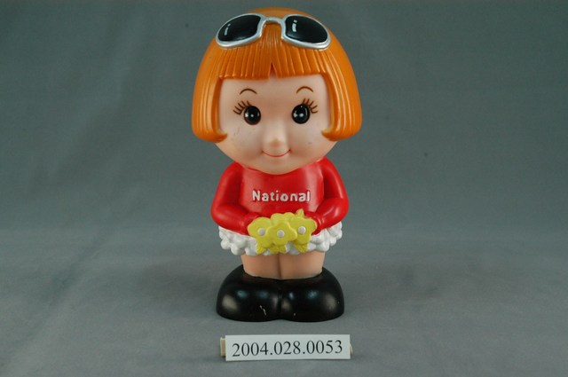 國際牌四十週年紀念女娃娃存錢筒 (共3張)