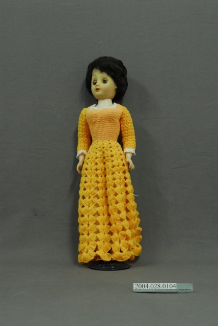 穿黃色毛洋裝之洋娃娃 (共3張)