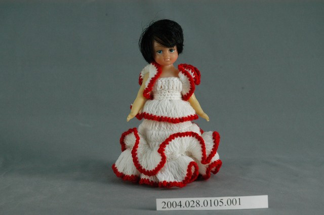 穿紅邊白毛線洋裝之洋娃娃 (共4張)