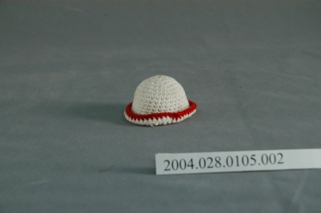 穿紅邊白毛線洋裝洋娃娃之帽子 (共2張)