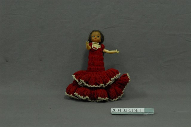 穿白邊紅毛線洋裝之洋娃娃 (共2張)