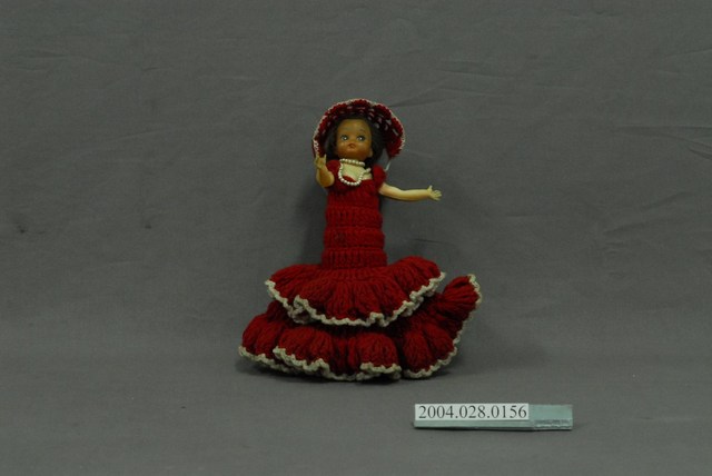 穿白邊紅毛線洋裝之洋娃娃 (共1張)