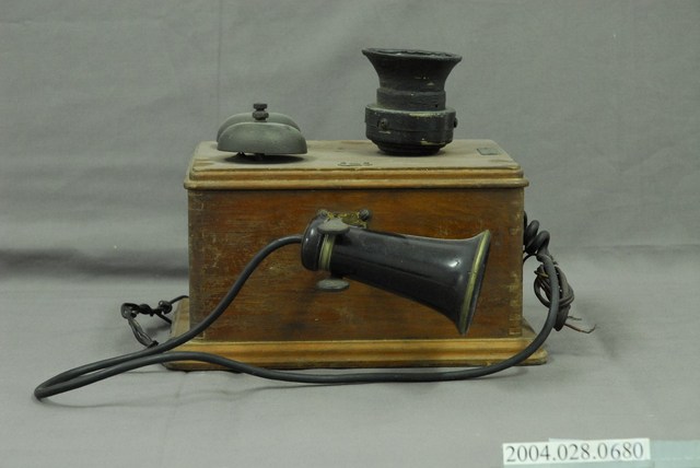 牆掛式木殼磁石電話機 (共6張)