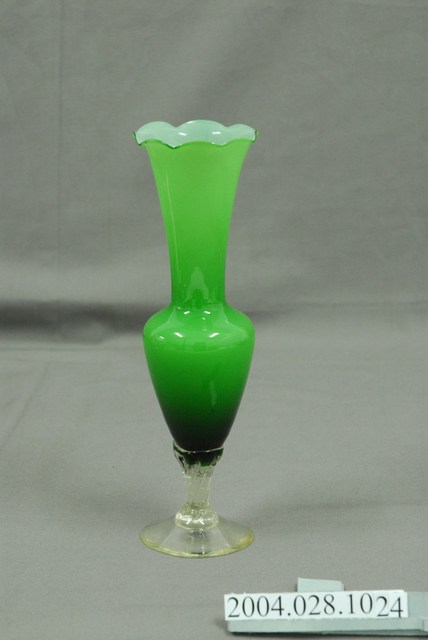 綠白雙色玻璃花瓶 (共4張)