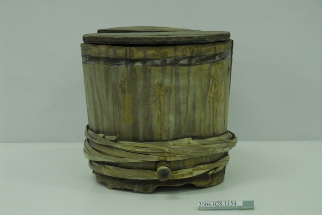 粗竹篾繞箍木製中型醬油桶 (共1張)