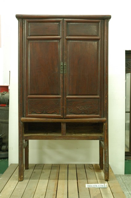 清漆高腳雲紋木製櫥櫃本體 (共1張)