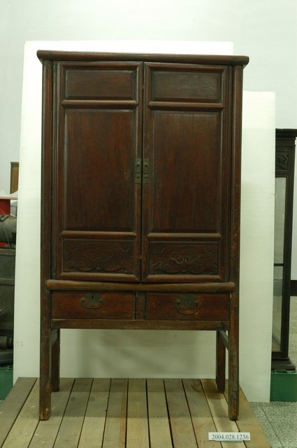 清漆高腳雲紋木製櫥櫃 (共2張)