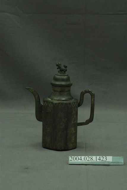 獅鈕花卉紋八角錫壺 (共8張)