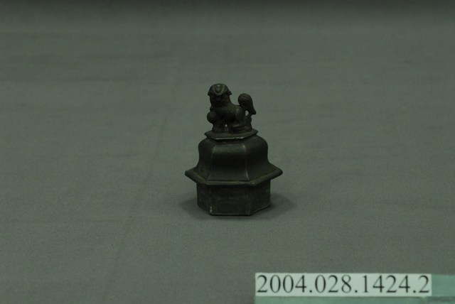 獅鈕六角錫壺壺蓋 (共3張)