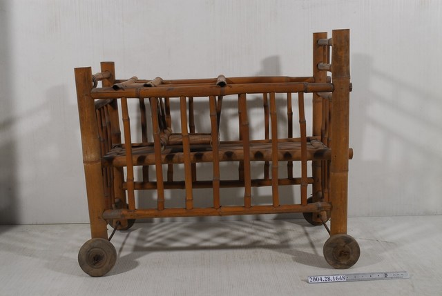 竹製嬰兒床含活動式小竹椅 (共2張)